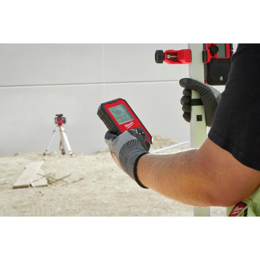 Milwaukee 3704-21 M18 Red Exterior Dual Slope Rotary Laser Level Kit w/ Receiver & Remote - 14